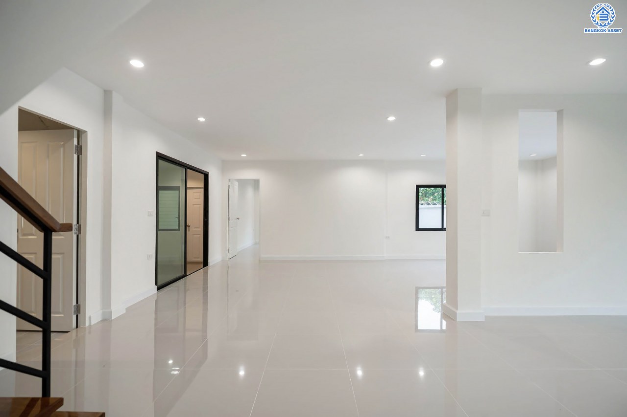 บ้านมือสองตกแต่งใหม่ โครงการ บูรพาวิลล่า3 บรมราชชนนี เนื้อที่ 60 ตร.ว. ฟังก์ชันครบ 4 ห้องนอน 3 ห้องน้ำ 1 ห้องอเนกประสงค์ 2 ที่จอดรถ บ้านสวยสภาพดี พร้อมเข้าอยู่ บนทำเลศักยภาพเข้า-ออกได้หลายเส้นทาง ใกล้รถไฟฟ้าสายสีน้ำเงิน "สถานีไฟฉาย" และทางด่วน "ศรีรัช"